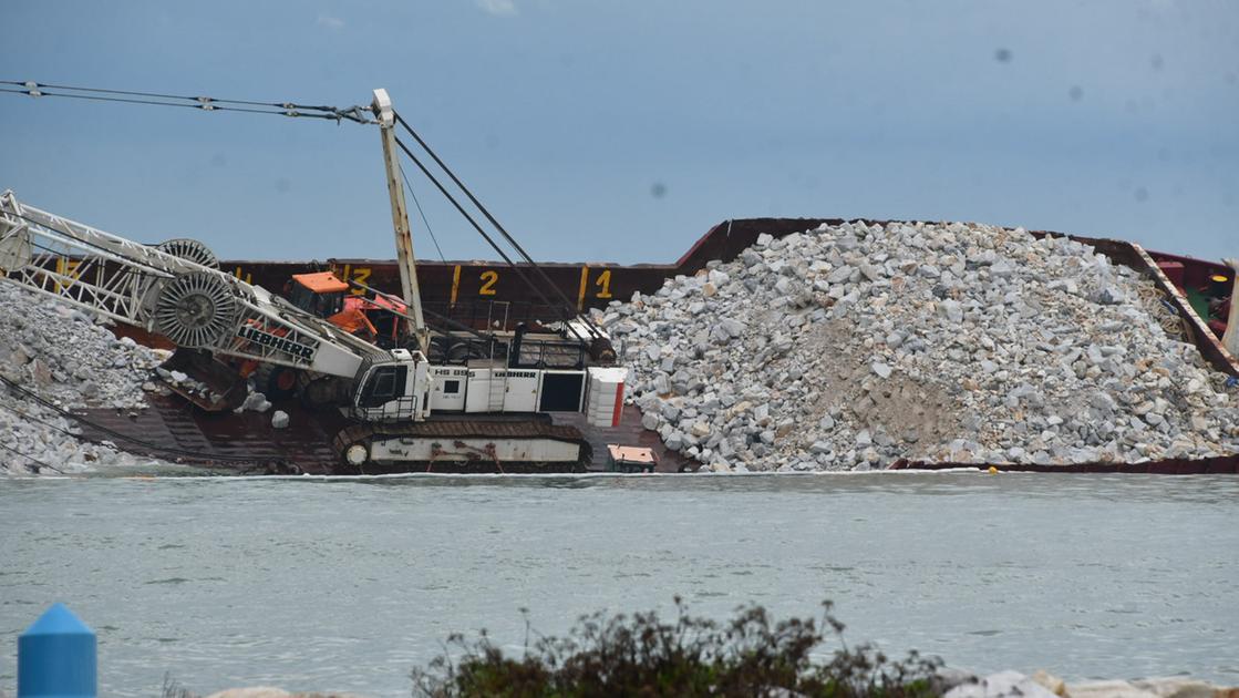 Nave incagliata, pontile ‘osservato speciale’: indagini dei vigili del fuoco sulla stabilità della struttura