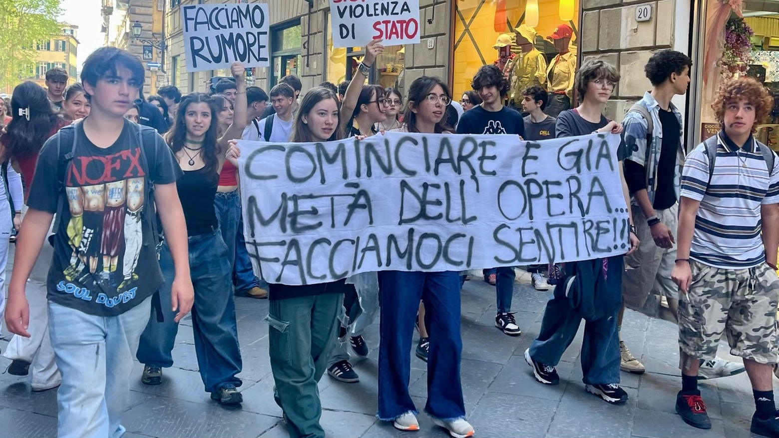 Gli studenti marciano in centro ”Stop alle violenze come a Pisa”
