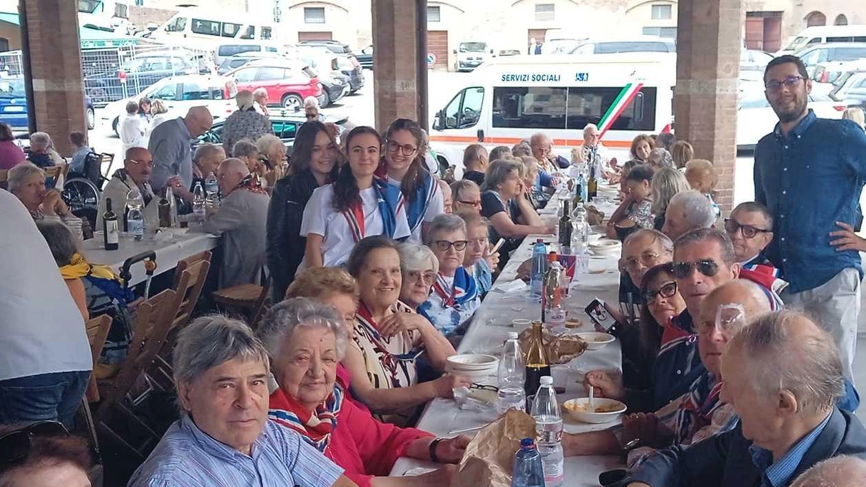 Un pranzo semplice ma dove c’è tanto cuore di Siena. Non mancheranno stornelli e poesie