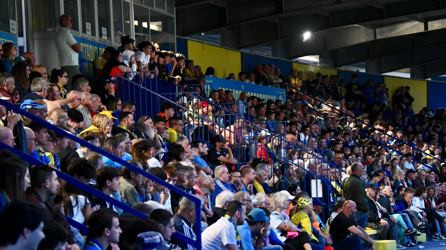 Tifosi della Carrarese allo stadio