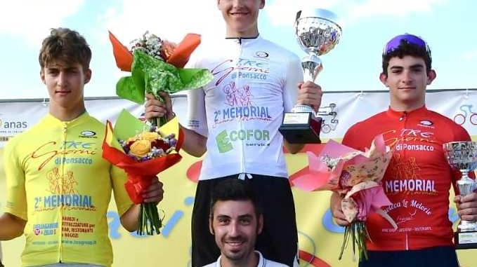 Il Giro dei Tre Comuni - Memorial Silvano Marchetti a Ponsacco si conclude con la vittoria di William Luciano Gaggioli. Una gara emozionante per giovani talenti ciclisti.