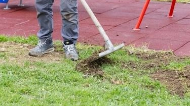 Dal centro alle frazioni ecco tutti gli interventi programmati sulla rete viaria e nelle aree pubbliche . L’assessore Falorni: "Contiamo di poter andare a pieno regime fino alla bella stagione compresa". .