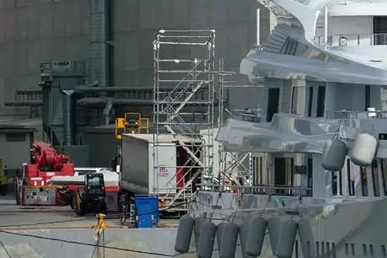 Incidente nel cantiere navale. Operaio vola dal ponteggio. Trasferito in elicottero a Pisa