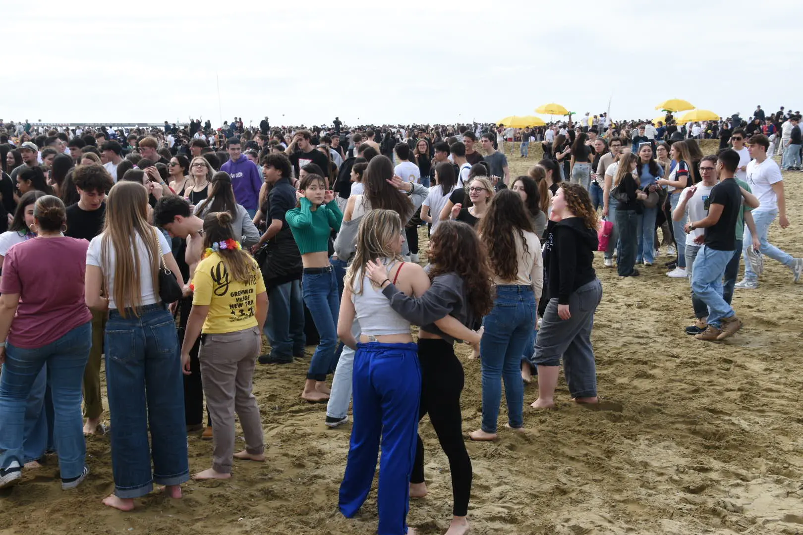 I 100 giorni alla maturità: folla sulla spiaggia a Viareggio e in piazza dei Miracoli a Pisa