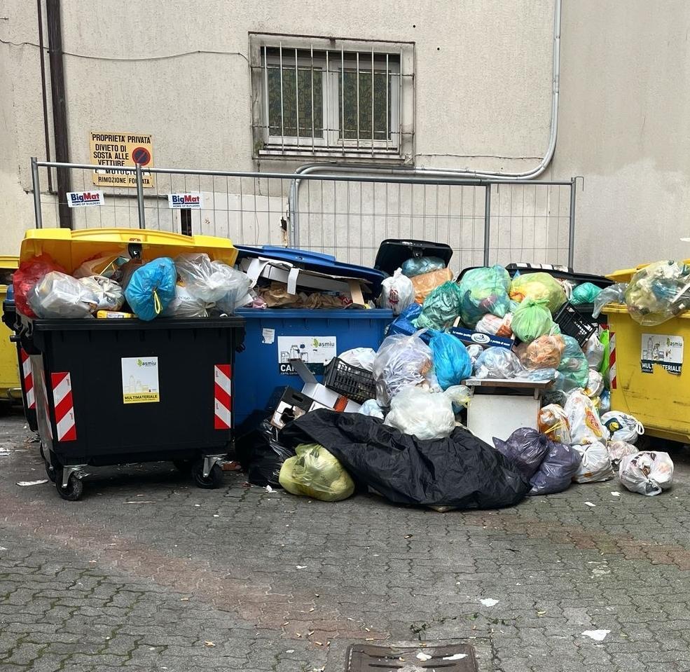 Una discarica cresce tra le case del centro città