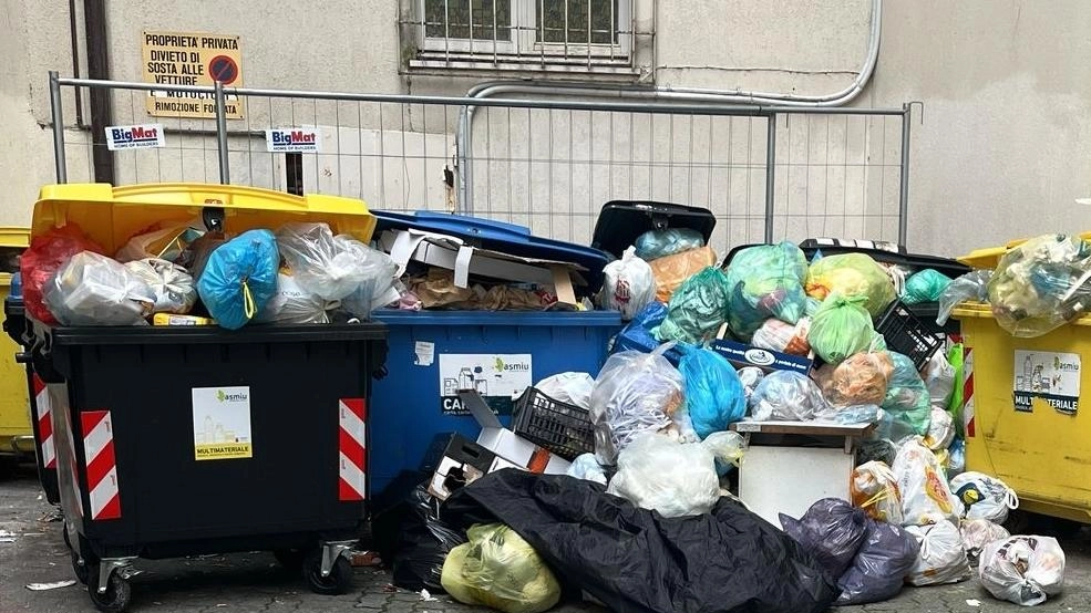 Degrado in centro città, tra via del Patriota, via Acquedotto e piazza Garibaldi. Le carenze nella raccolta dei rifiuti...