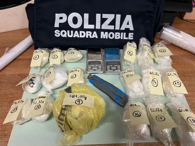 Fuggono all’alt della polizia, in macchina 150mila euro di cocaina