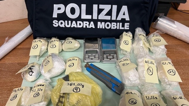 Fuggono all’alt della polizia, in macchina 150mila euro di cocaina