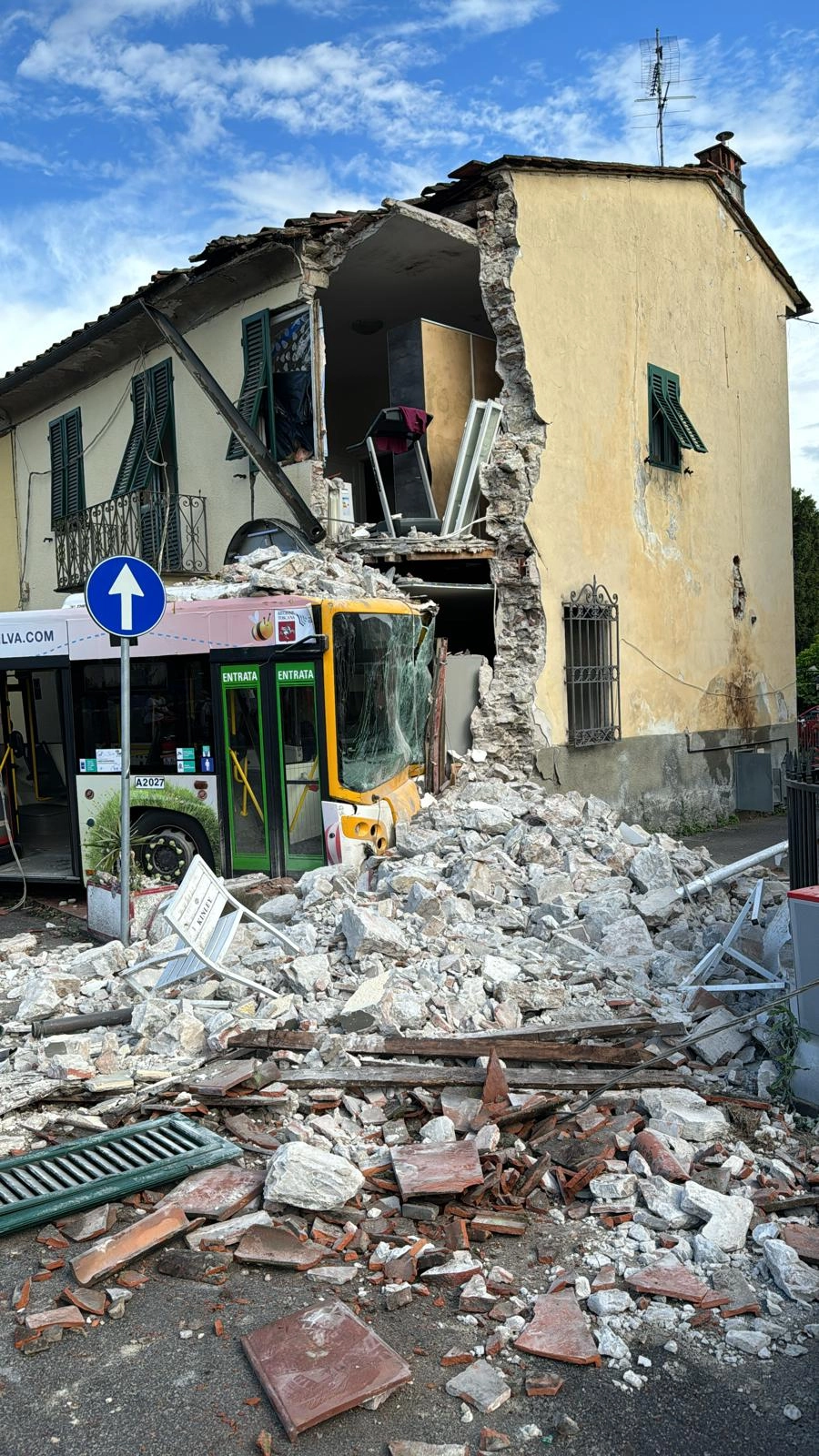 L'autobus e il palazzo sventrato