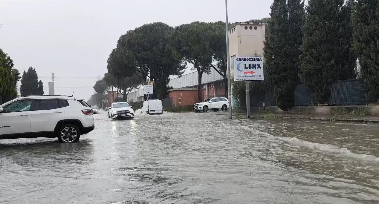 Allerta rossa a Prato, chiusi negozi e centri commerciali