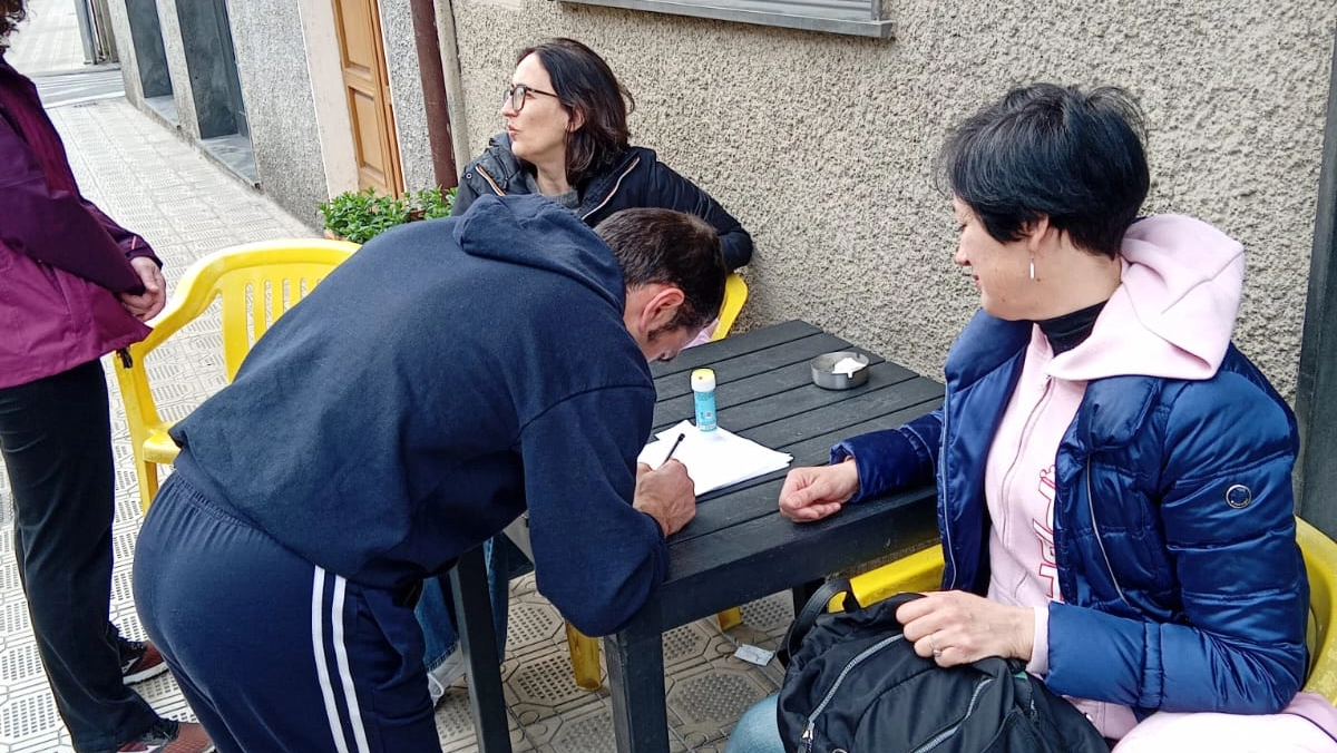 Un momento della raccolta firme attivata alla Casa del popolo di Pontasserchio da sabato