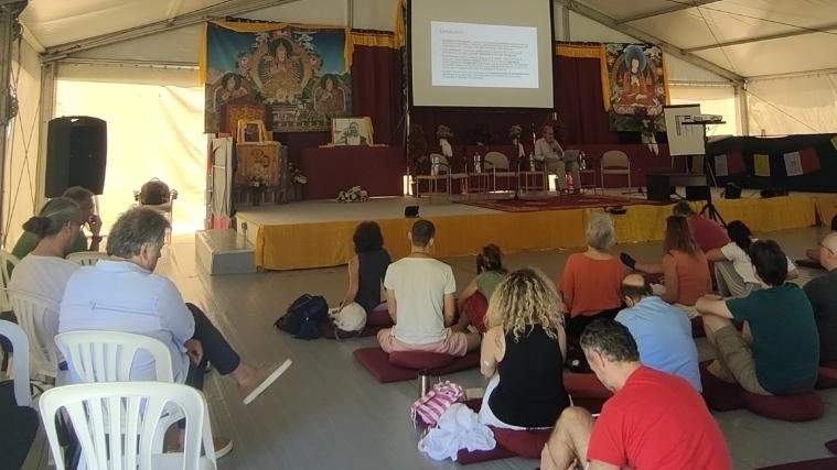 Una seduta di meditazione all’istituto Lama Tzong Khapa di Pomaia