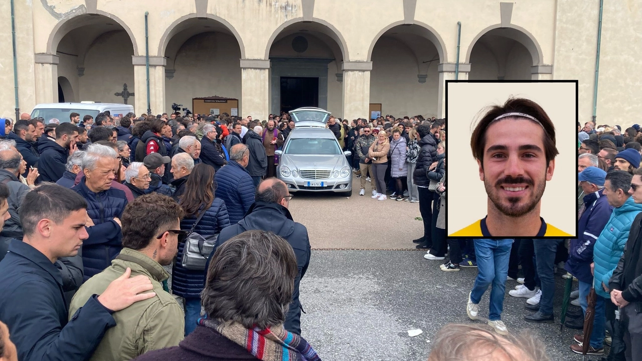 Chiesa gremita per l'ultimo saluto a Mattia Giani (Foto Luca Bongianni)