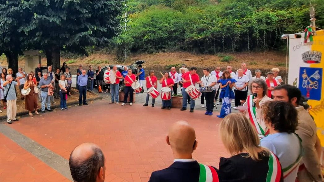 Il paese di Vaglia ha celebrato l'ottantesimo anniversario della Liberazione con deposizione di fiori, interventi e approfondimenti storici, sottolineando l'importanza del ricordo e della Resistenza.