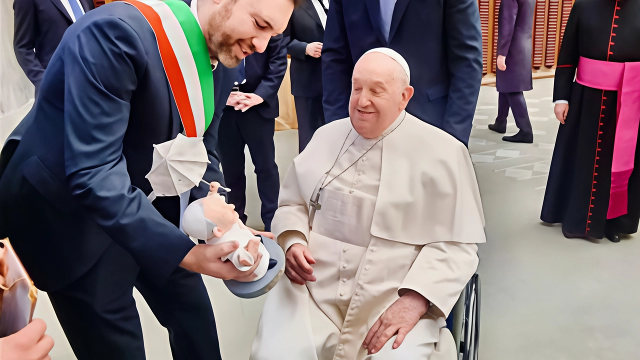 Il momento della consegna. della statuetta. al Santo Padre da parte del sindaco