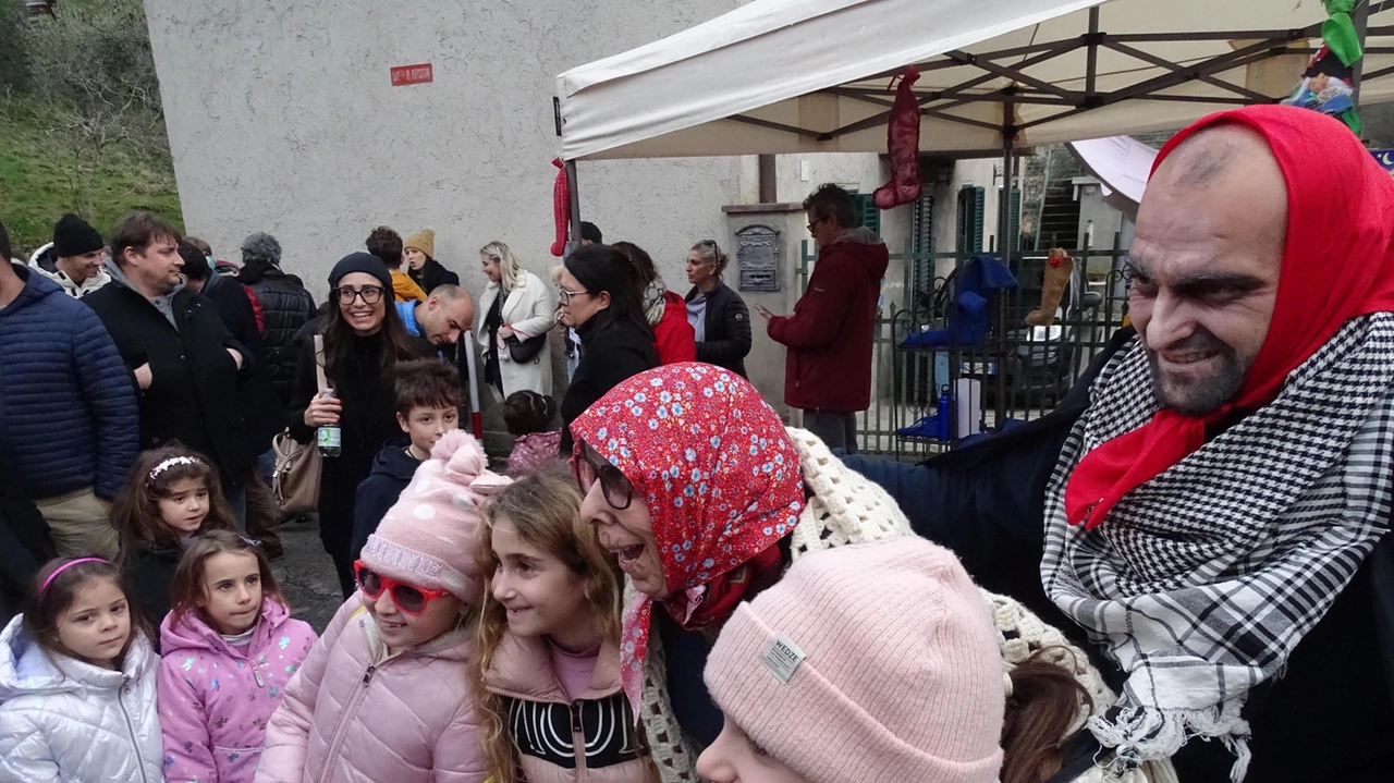 Manifestazioni dedicate ai bambini che hanno ricevuto calze e doni. L’anziana signora presente nei vari paesi anche per finalità sociali .