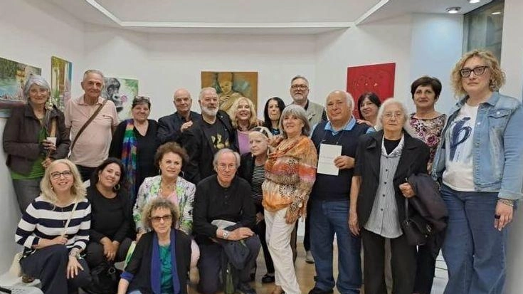 Mostra "Evoluzione" dell'associazione Artemisia a Carrara, celebra il cambiamento e lo sviluppo attraverso opere di vari artisti. Inaugurazione con performance e critica d'arte.