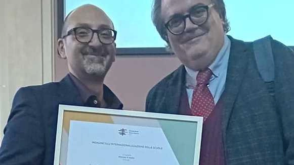 Hanno ritirato il premio al Ministero dell’Istruzione il professor Marco Mannucci (a destra) e il direttore amministrativo Raffaele Bianco