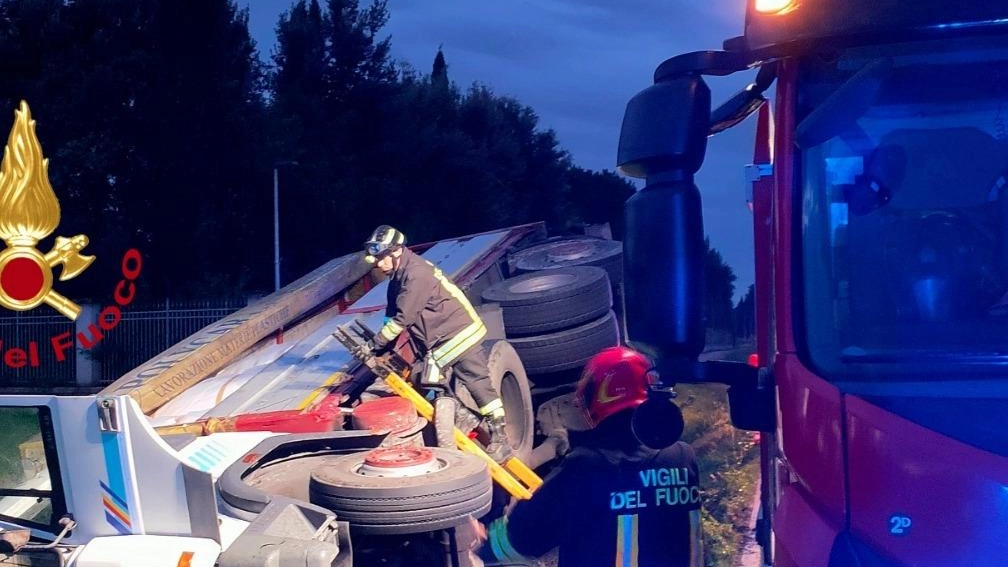 A Fucecchio, un mezzo pesante carico di granelli di plastica si è ribaltato su un fianco in Via Pistoiese. Il conducente è illeso, soccorso dai vigili del fuoco. Nessun altro veicolo coinvolto. Il sinistro ha richiesto la messa in sicurezza del mezzo.