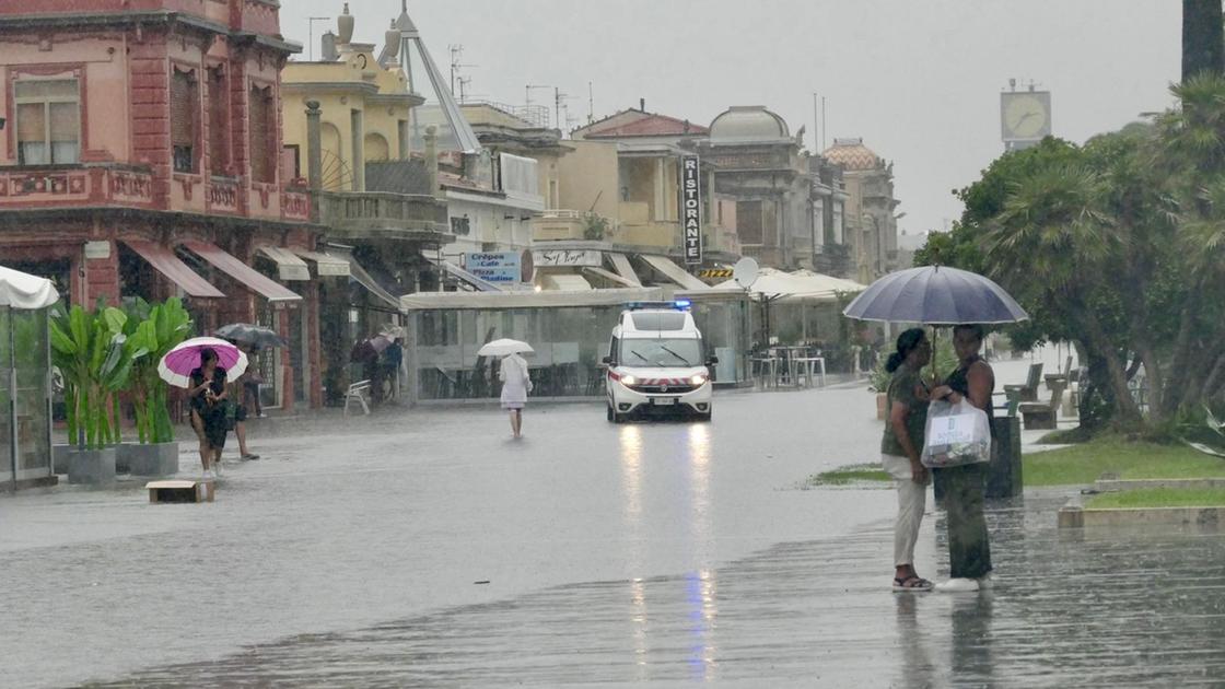 Viareggio, passeggiata sott’acqua. Allagamenti per il maltempo