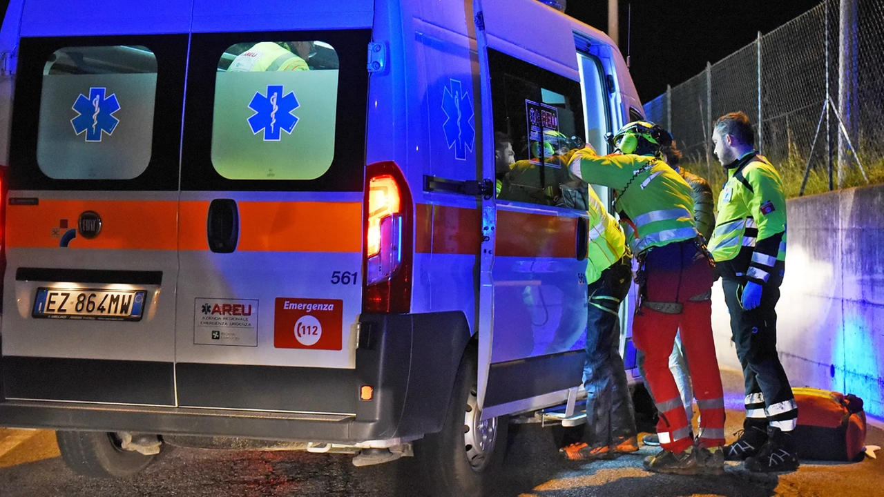 Sul posto sono intervenute diverse ambulanze (foto d'archivio)