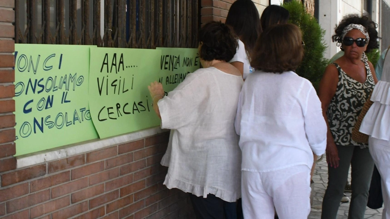 La protesta dei cittadini di Avenza per la sicurezza (foto Delia)