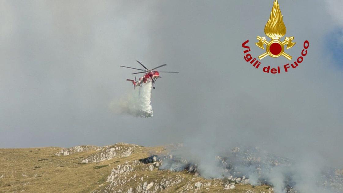 Norcia, bosco in fiamme. In azione l’elicottero