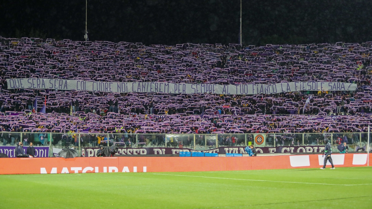 Lo striscione e la sciarpata della Curva Fiesole (Foto Germogli)