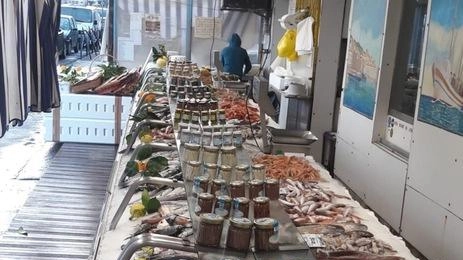 Il fornitissimo. banco della pescheria