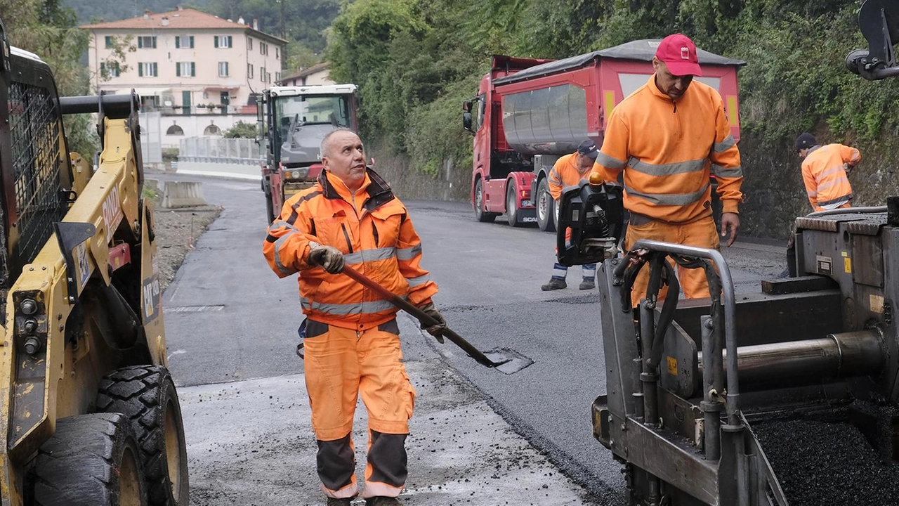 Lavori in corso alla Bettola di Caprigliola per modificare la viabilità sulla strada statale della Cisa nel Comune di Aulla. Il progetto fa parte del Piano commissariale per il ripristino della viabilità ad Albiano Magra dopo il crollo del ponte nel 2020. Resta da definire la segnaletica e i parcheggi, ma si prevede la conclusione dei lavori entro fine mese.