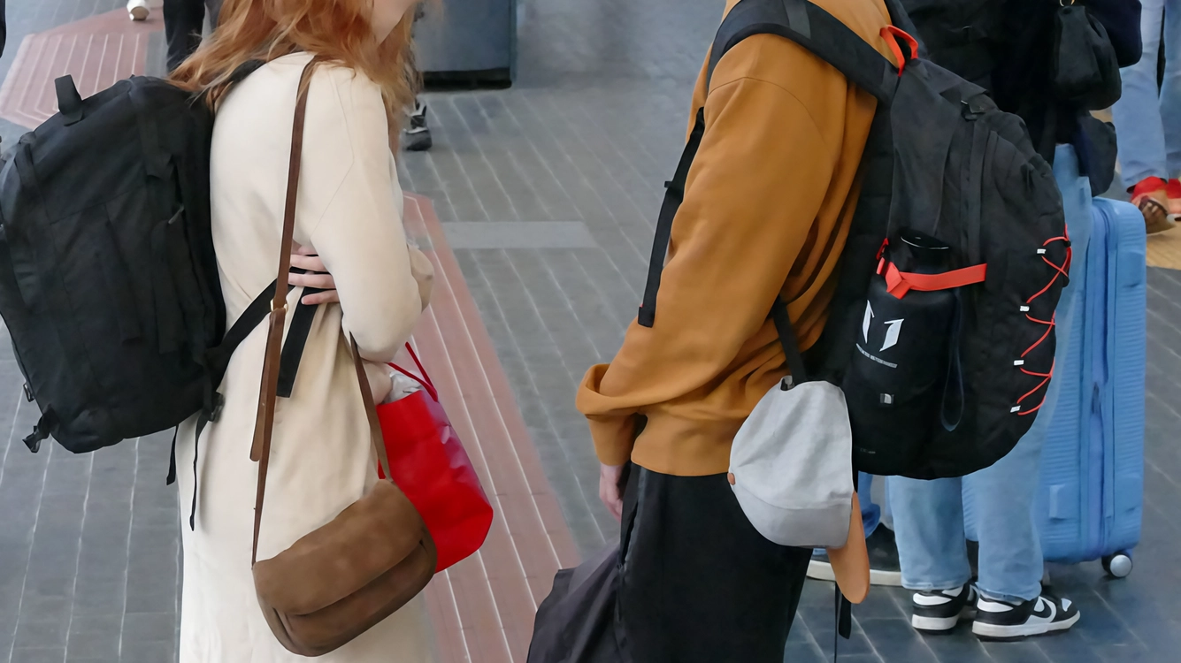 Guasto al binario, è caos. Maxi ritardi per i treni. Gli studenti restano a piedi