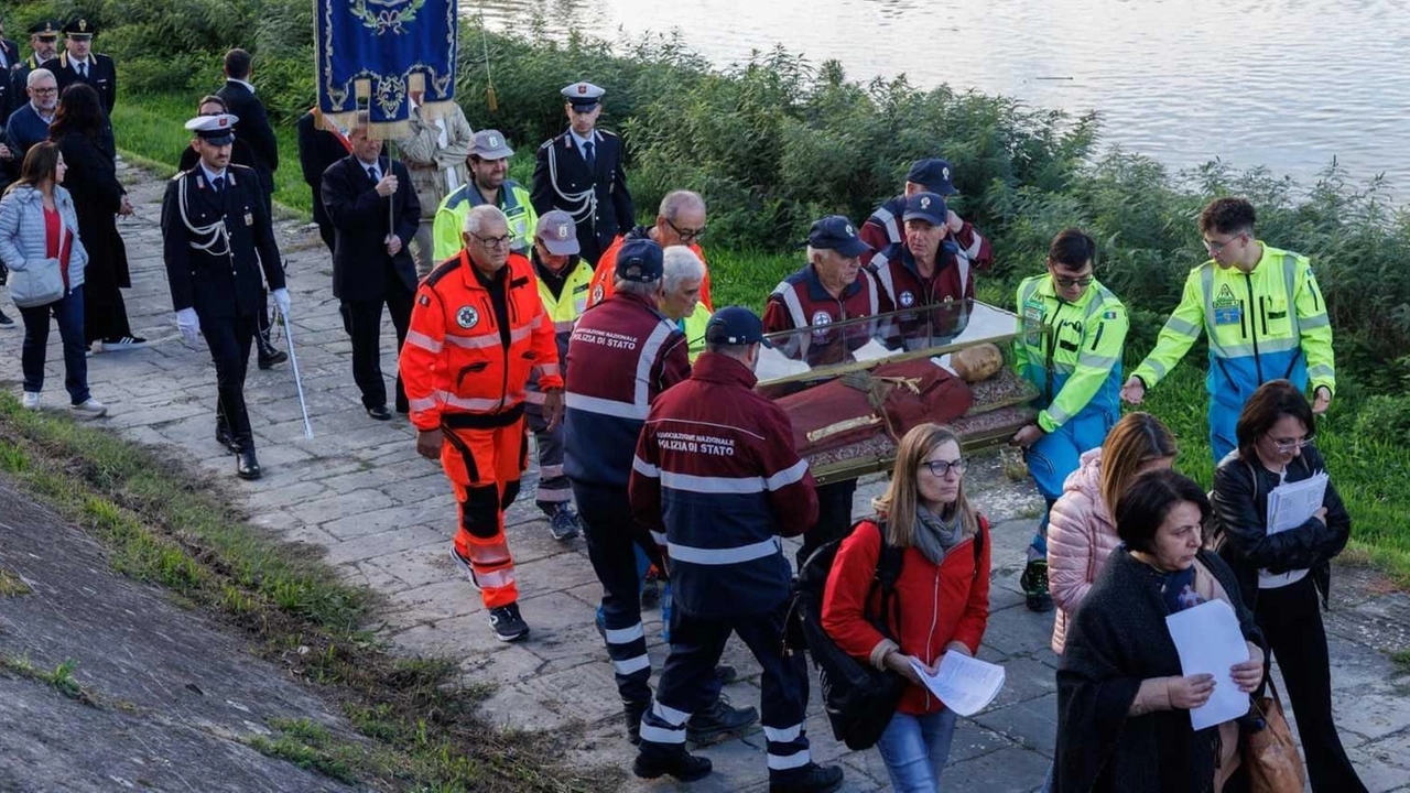 A Pontedera, la festa di San Faustino ha preso il via con una processione in battello fino al Duomo, coinvolgendo decine di associazioni locali. Il programma prevede messe, celebrazioni e la Festa del volontariato.