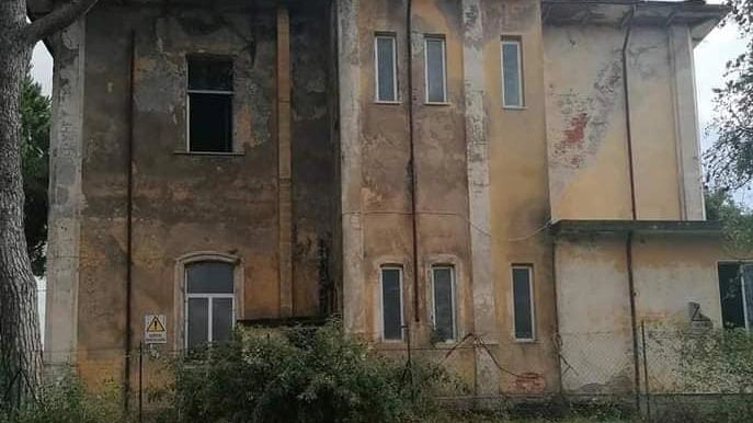 "Ex scuola di Bergiola. Una presa in giro"