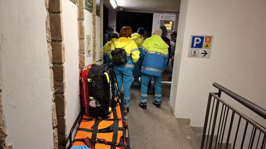 Giovane resta incastrato nell'ascensore di un parcheggio pubblico a San Casciano, soccorritori del 118 e vigili del fuoco lo liberano (Foto Taddei /Germogli)