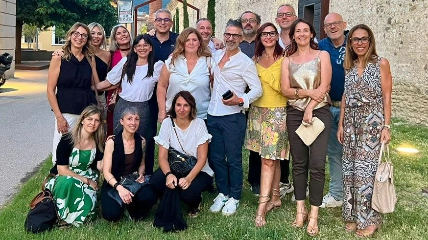 Una classe di ex studenti si riunisce a Prato per festeggiare i trent'anni dal diploma. Legami solidi, ricordi e emozioni in una serata speciale che celebra un'amicizia duratura.