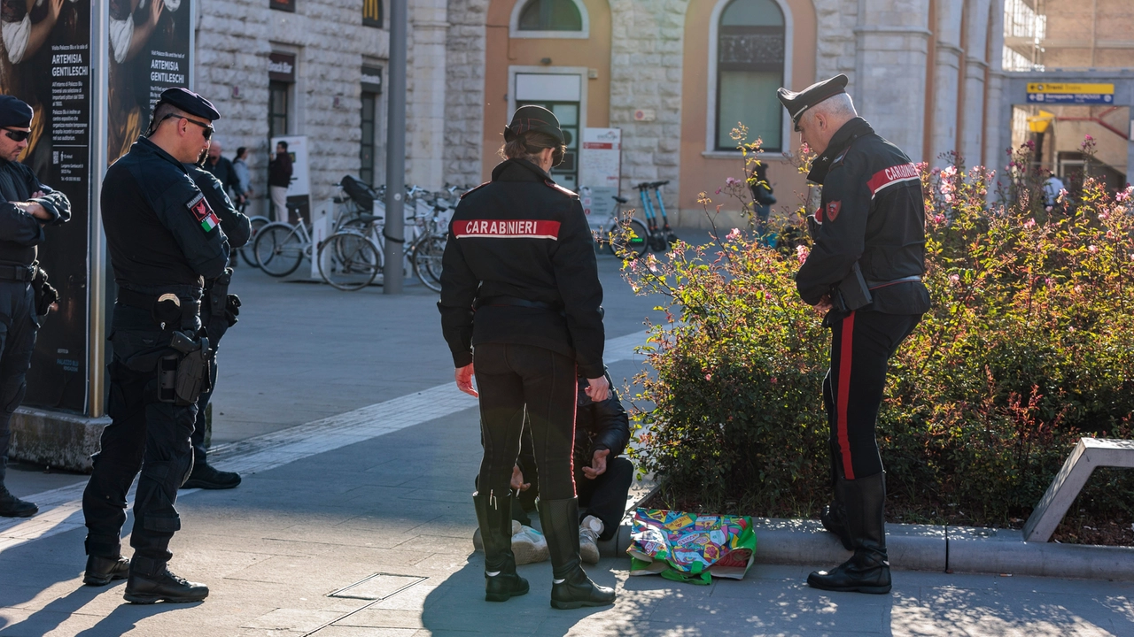 Controlli dei carabinieri alla stazione (foto Del Punta/Valtriani)