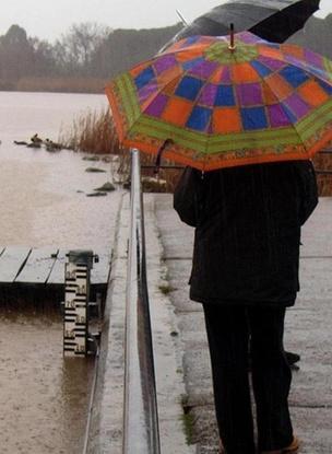 Allerta meteo arancione. Oggi le scuole sono chiuse. Il lago in piena fa paura