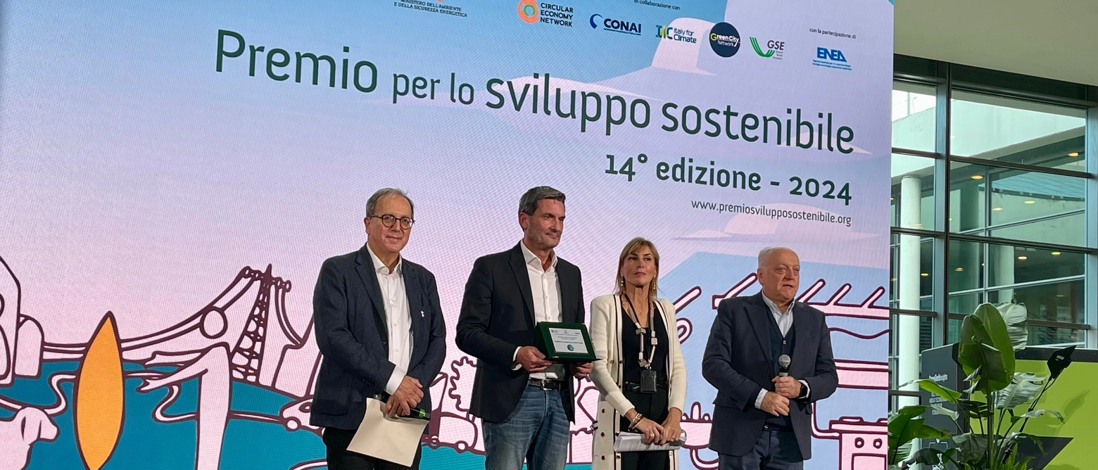 La quattordicesima edizione della cerimonia promossa da Fondazione per lo Sviluppo Sostenibile e da Italian Exhibition Group, con il patrocinio del ministero, ha visto la premiazione del Consorzio pratese per “la gestione di 50mila tonnellate annue di indumenti usati, il 65% destinato al riutilizzo e il 32% al riciclo”