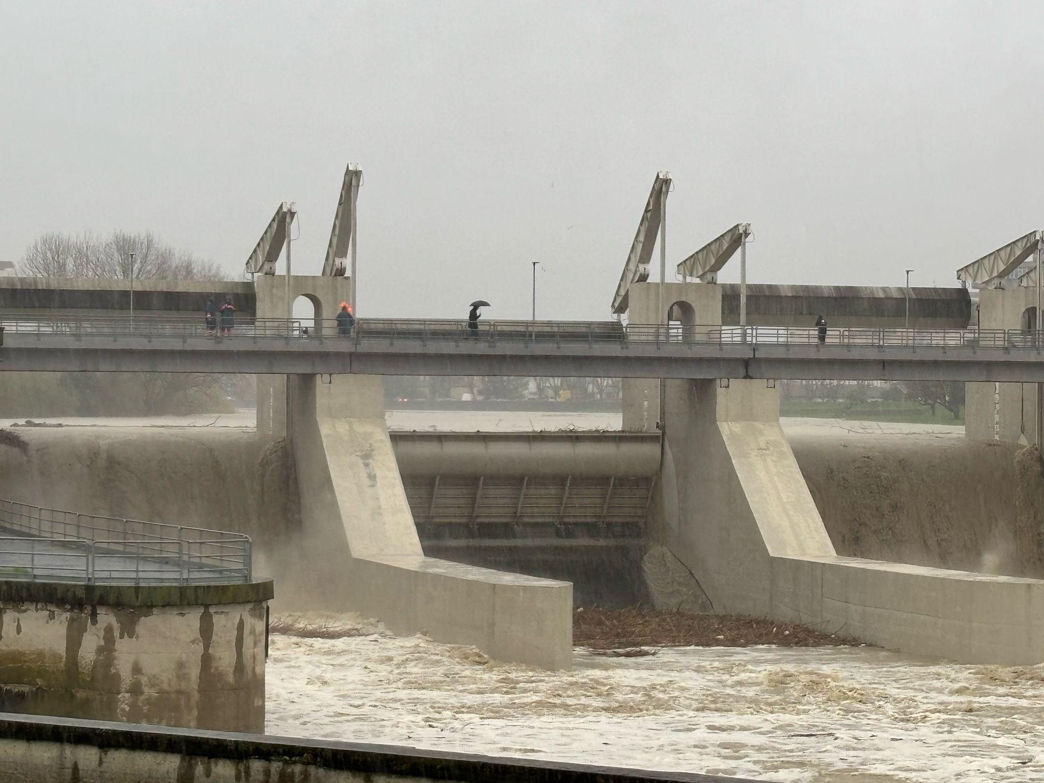 Arno in piena, aperto lo Scolmatore a Pontedera: non accadeva dal 2022