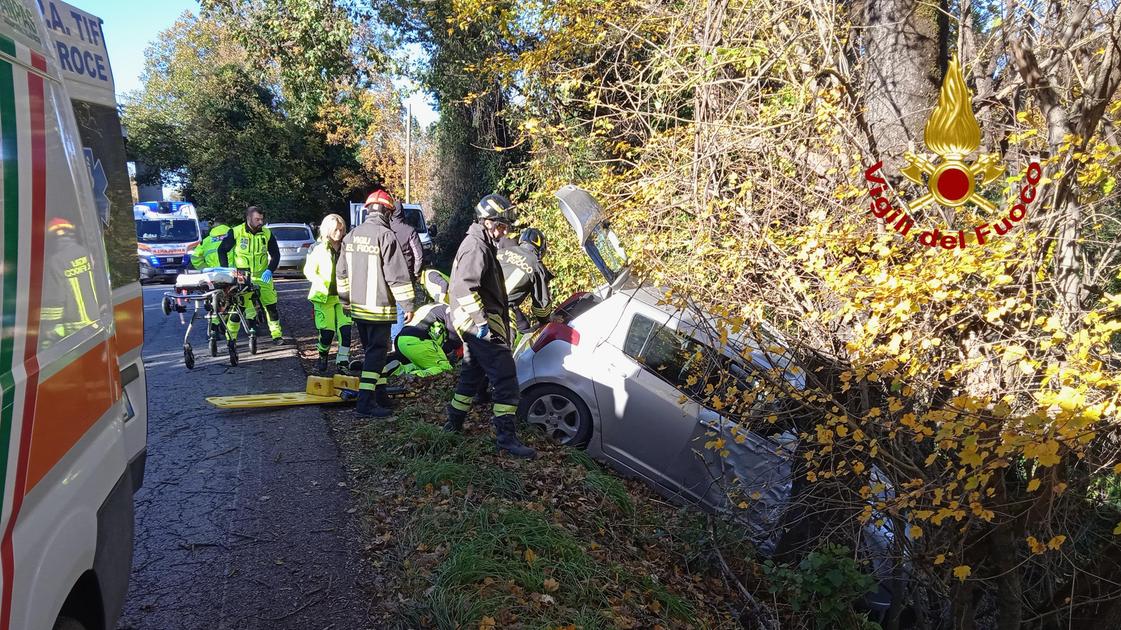 Schianto fra auto, due uomini soccorsi