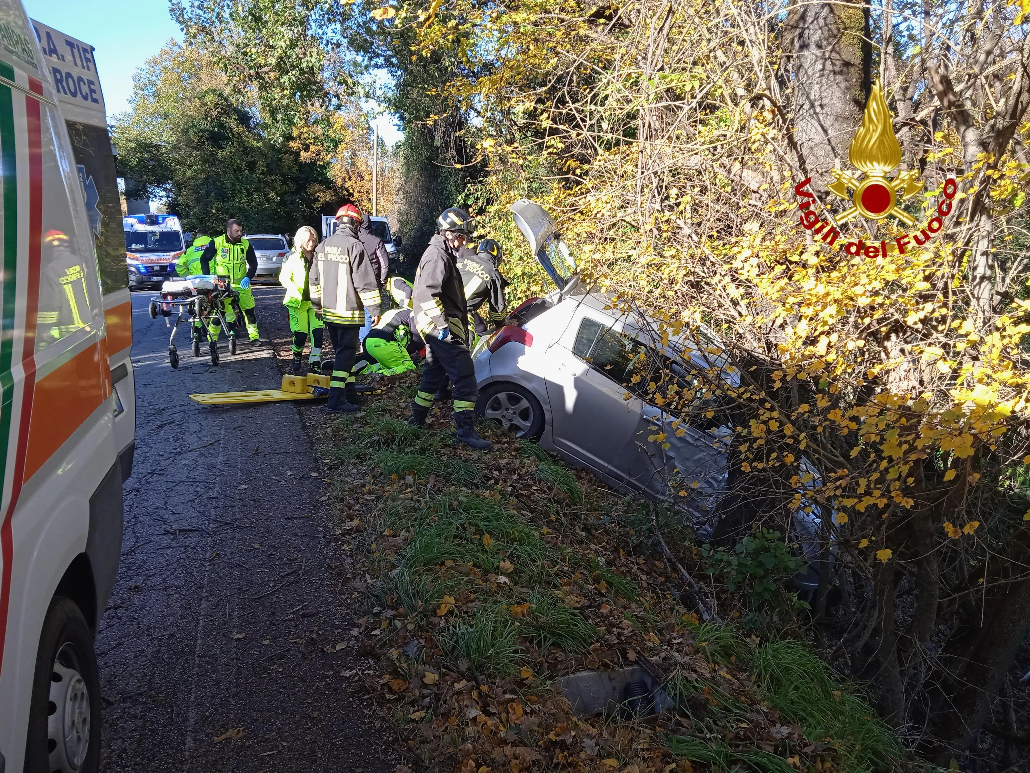 Schianto fra auto, due uomini soccorsi