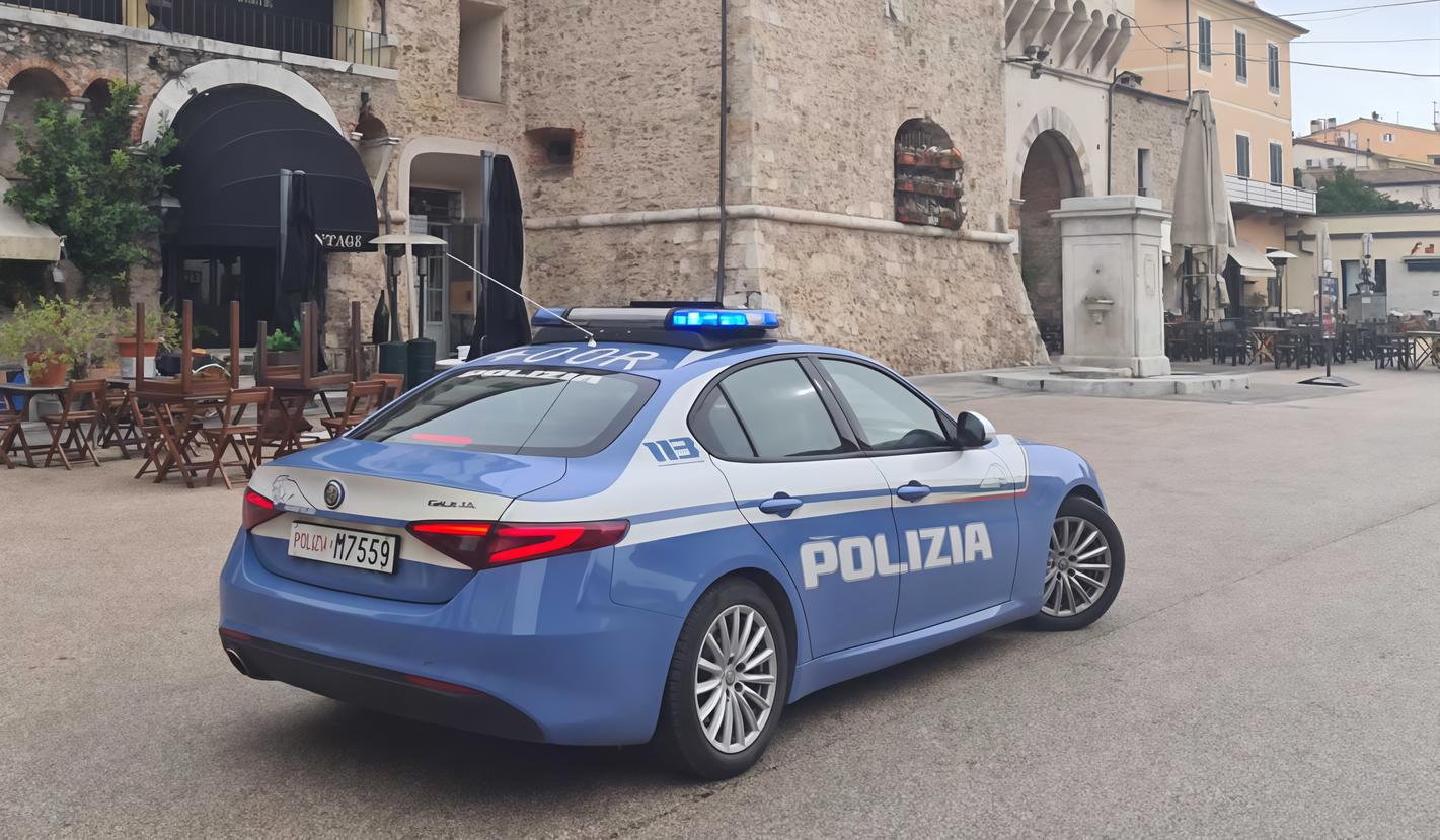 Minaccia il titolare con un coltello. Giovane denunciato dalla Polizia