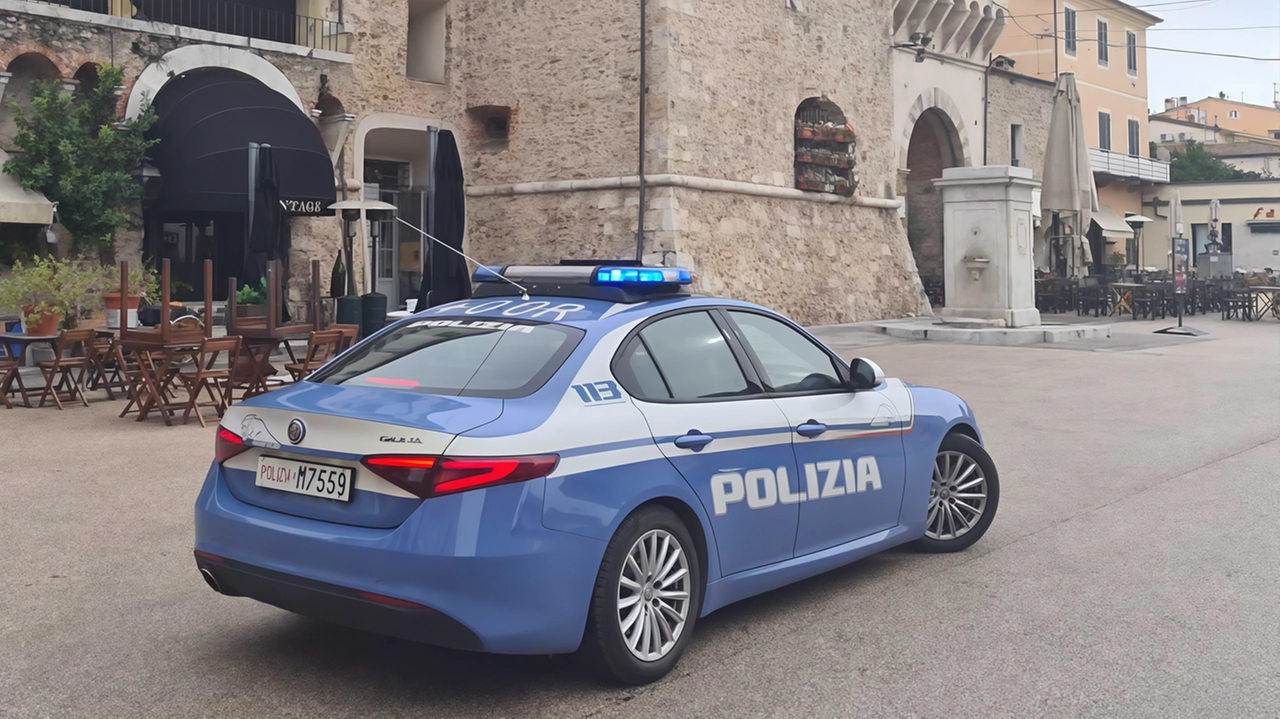 Una pattuglia della Polizia di Forte dei Marmi durante alcuni controlli in città