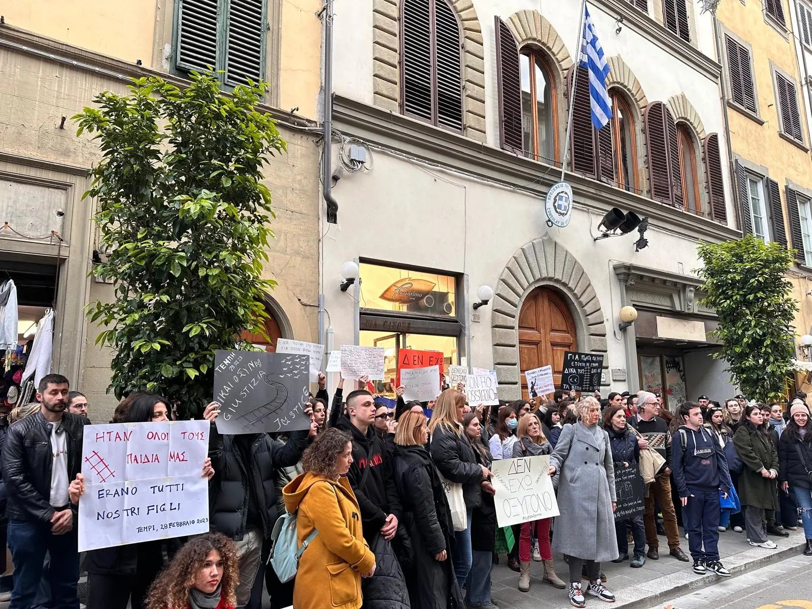 Anche a Firenze proteste della comunità greca per l’incidente ferroviario ancora senza colpevoli