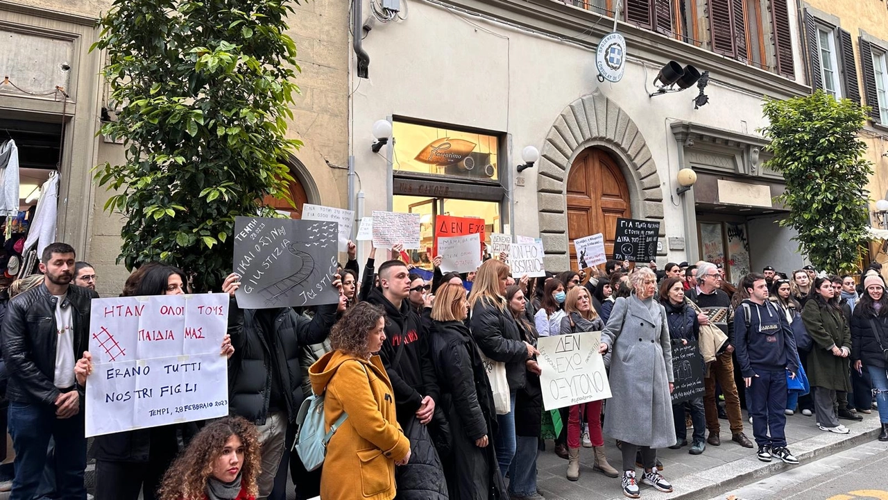 Un'immagine della protesta di fronte al consolato greco di Firenze