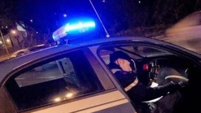 La donna è stata inseguita e poi strattonata da un energumeno che poi si è dato alla fuga Sul posto è intervenuta la polizia