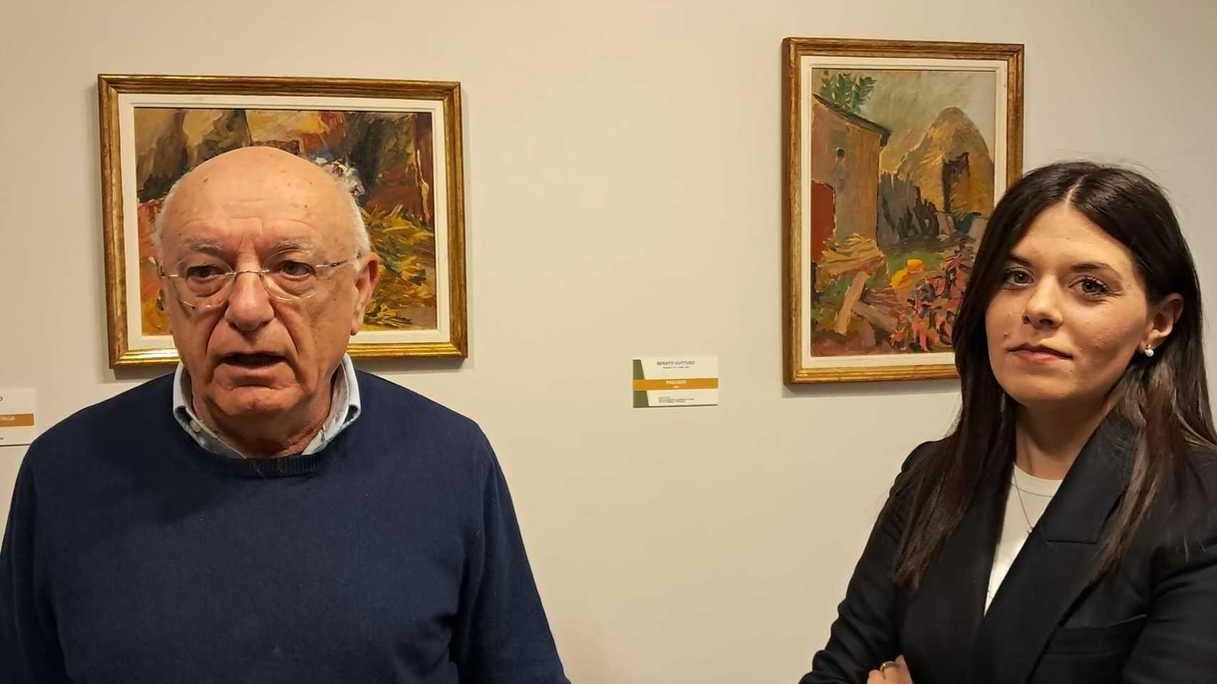 Il sindaco di Rapolano Terme Sandro Starnini e l’assessore Giulia Russo davanti alle opere di Guttuso esposte alla mostra