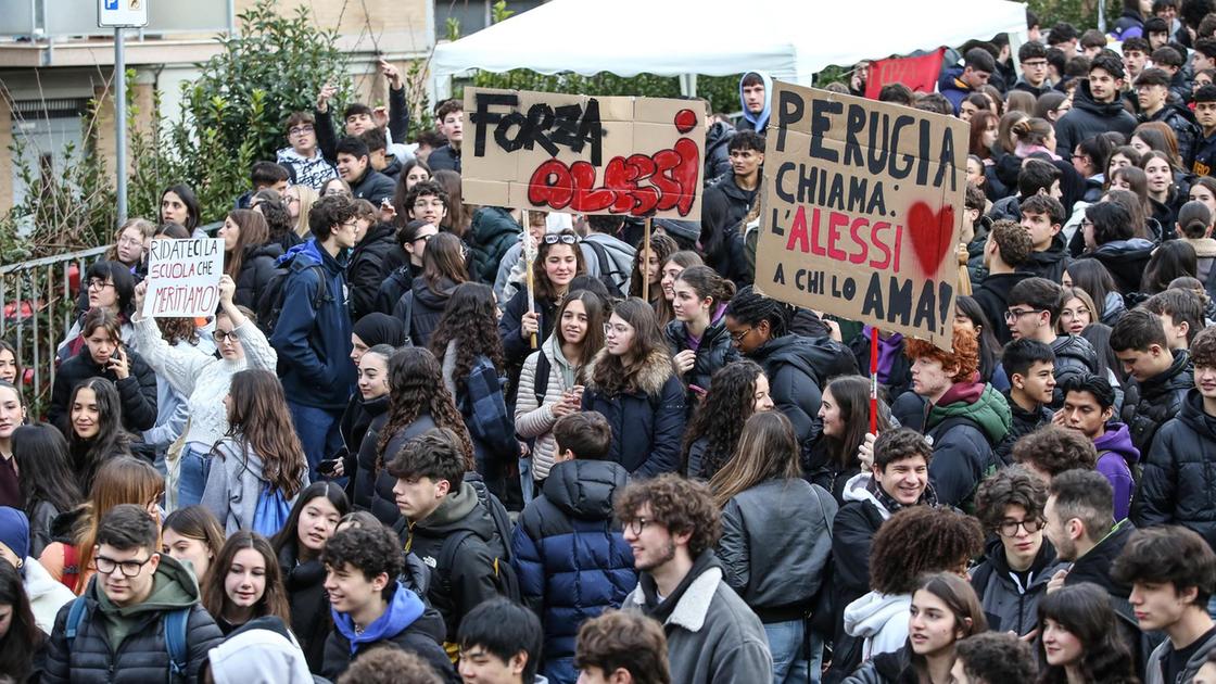 La protesta dell’Alessi. In centinaia davanti al liceo: "Ridateci l’efficienza"