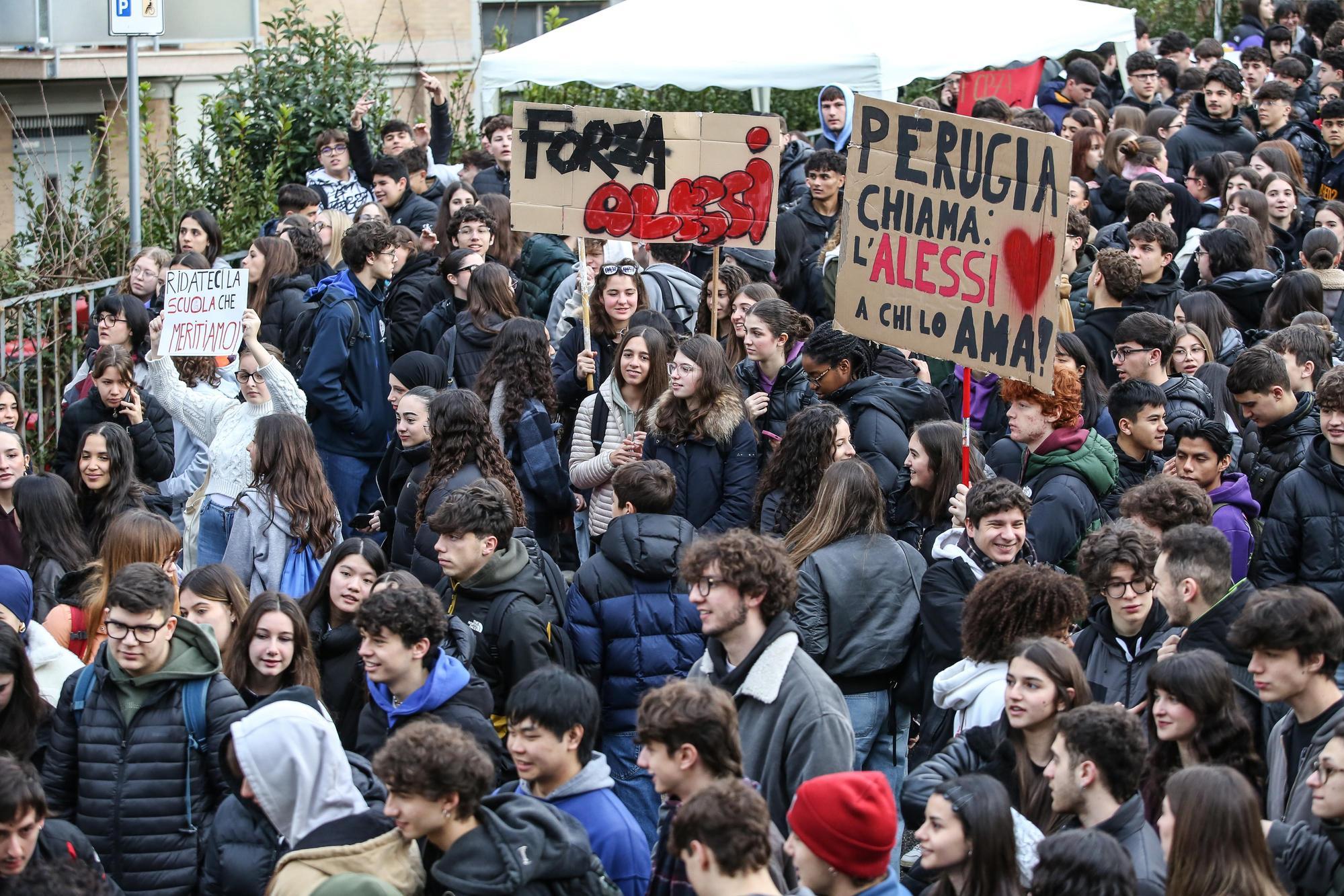 La protesta dell’Alessi. In centinaia davanti al liceo: "Ridateci l’efficienza"