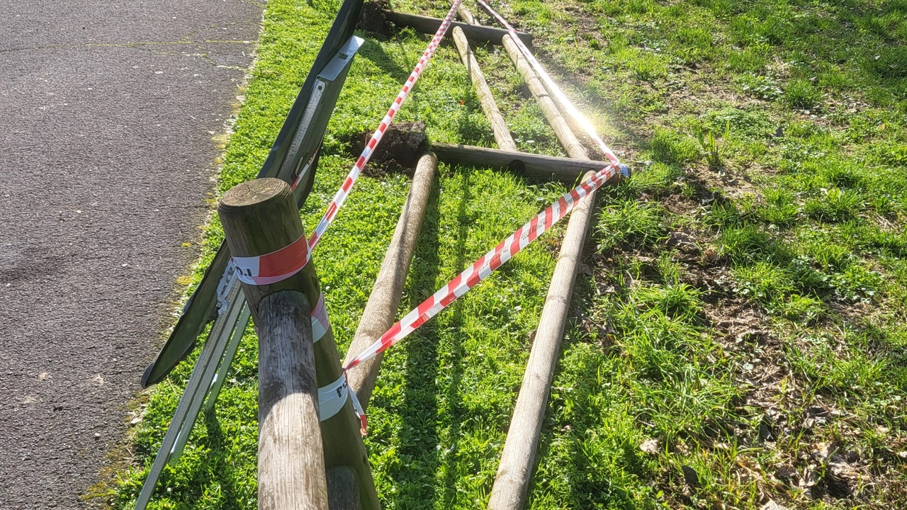 La staccionata del giardino di via Nottolini, evidentemente danneggiata (Alcide)